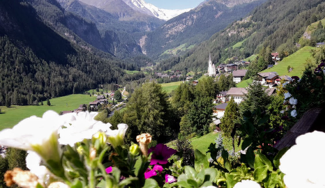 Blick von der Sonnenterrasse nach Heiligenblut